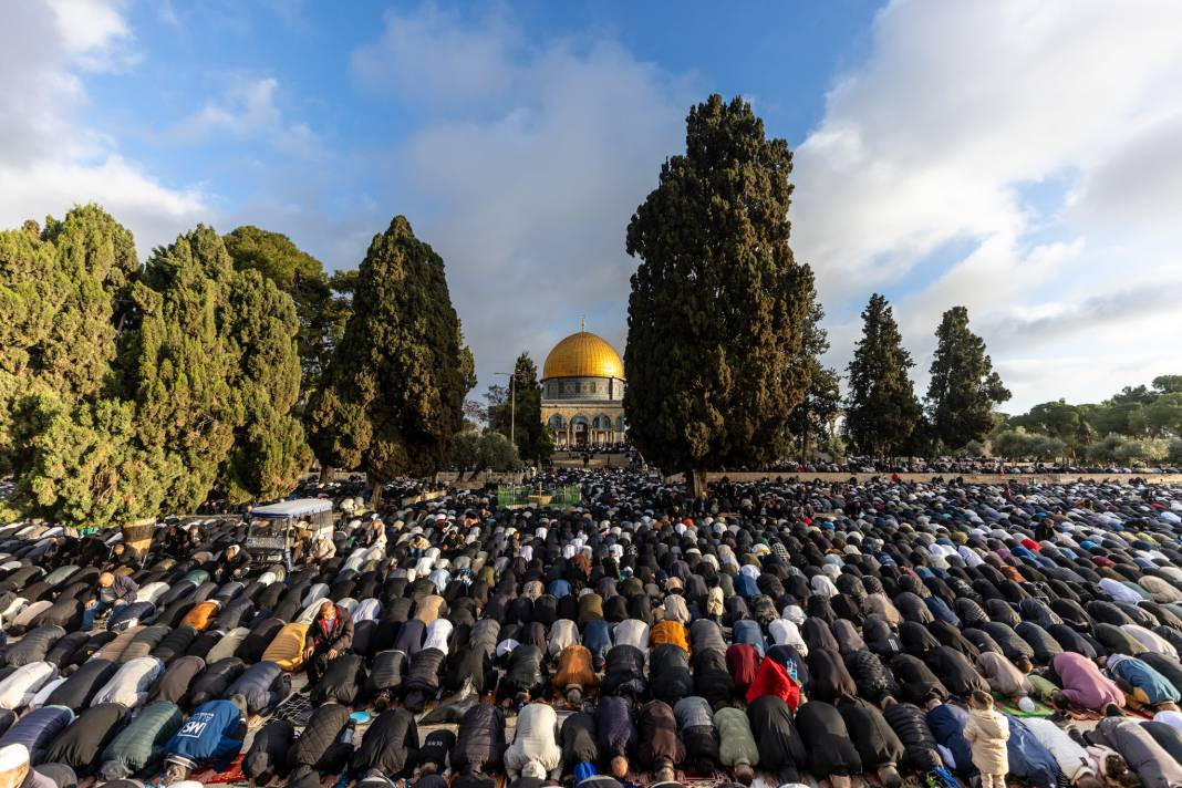 İsrail’in kısıtlamalarına rağmen akın ettiler: 120 Bin Filistinli Mescid-i Aksa’da saf tuttu - Resim: 30